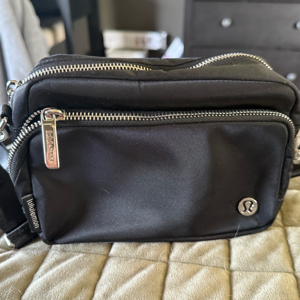 lululemon everywhere crossbody 2L
